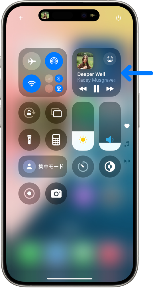 iPhoneのコントロールセンター。矢印は、ロック画面で、または別のアプリの使用中にミュージックを操作できるオーディオカードを指しています。