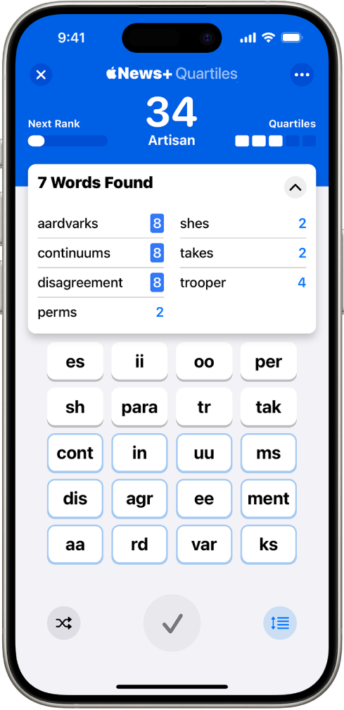 Quartilesゲーム。プレイヤーのスコア、ランク、次のランクまでの進捗状況が表示されます。リストには、20タイルから成るグリッドで見つかる単語が含まれています。4つのタイルで作られる8ポイントの単語がいくつか、およびその他の単語とそれに対応するポイント値が表示されています。