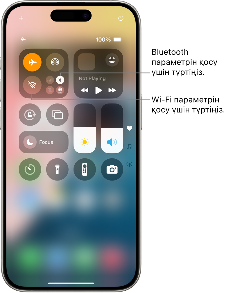 Wi-Fi және Bluetooth параметрлерінің өшірулі екенін көрсетіп тұрған ұшақ режимі қосулы Басқару орталығы. Wi-Fi және Bluetooth параметрлерін қосу түймелері Басқару орталығының жоғарғы сол жақ бұрышына жақын орналасқан.