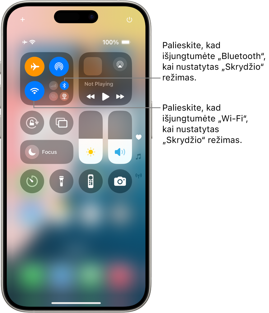 „iPhone“ skiltis „Valdymo centras“. Viršutinių kairiųjų valdiklių grupėje yra mygtukas „Skrydžio režimas“ (viršuje kairėje), mygtukas „Wi-Fi“ (apačioje kairėje) ir mygtukas „Bluetooth“ (apačioje dešinėje). Įjungtas „Skrydžio režimas“, „Wi-Fi“ ir „Bluetooth“. Palieskite „Bluetooth“ mygtuką, kad išjungtumėte „Bluetooth“ veikiant skrydžio režimui. Bakstelėkite „Wi-Fi“ mygtuką, kad išjungtumėte „Wi-Fi“ veikiant „Skrydžio režimui“.