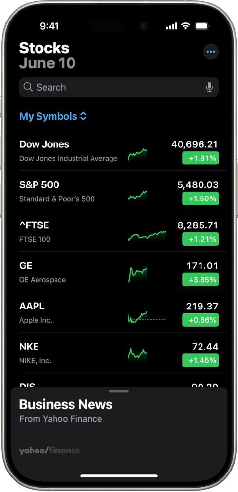 Sekošanas saraksts lietotnē Stocks, kurā redzams dažādu akciju saraksts. Katrai sarakstā esošajai akcijai no kreisās puses uz labo ir parādīts akciju simbols un nosaukums, cenu grafiks, akcijas cena un cenas izmaiņa. Ekrāna augšdaļā virs skatīšanas saraksta nosaukuma My Symbols ir meklēšanas lauks. Ekrāna apakšā ir Business News. Švīkojiet pāri Business News uz augšu, lai piekļūtu rakstiem.