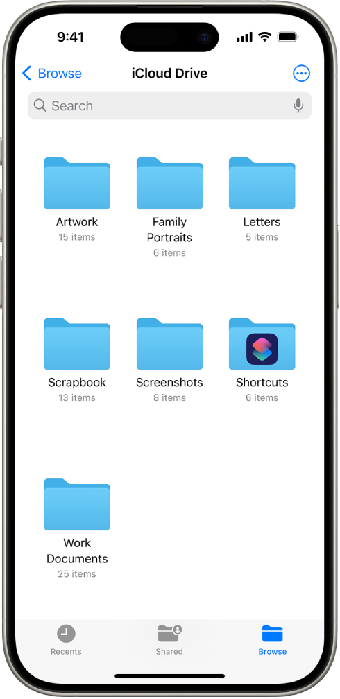 Lietotnē Files redzamās daudzās iCloud Drive mapes ar šādiem nosaukumiem: Artwork, Family Portraits, Letters, Scrapbook, Screenshots, Shortcuts un Work Documents. Ekrāna apakšdaļā ir failu poga Recent un Shared, kā arī cilne Browse.