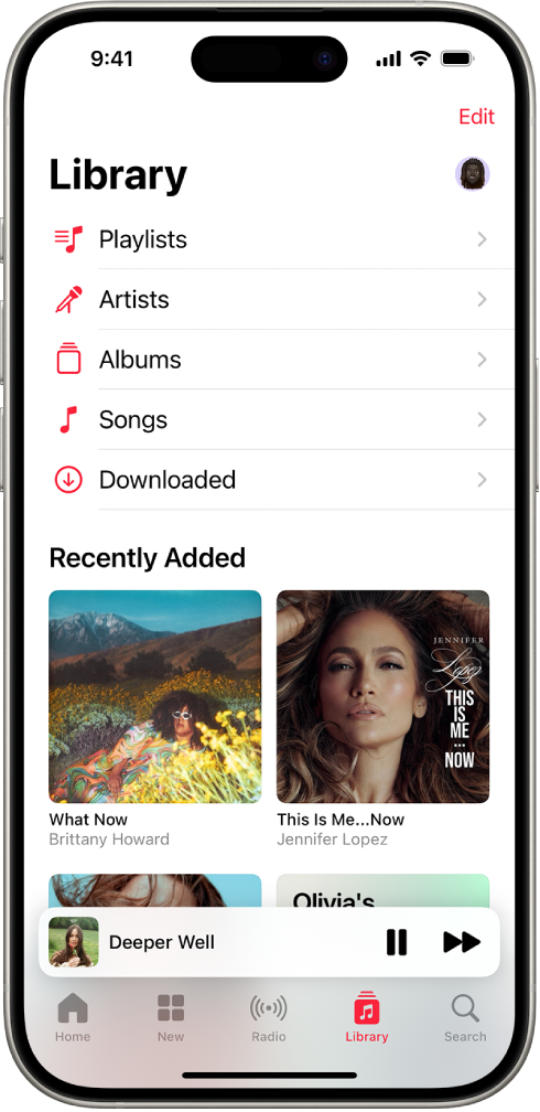 Ekrāns Library, kurā ir redzams saraksts ar kategorijām, tostarp Playlists, Artists, Albums, Songs un Downloaded. Zem saraksta ir virsraksts Recently Added. MiniPlayer, kurā ir norādīts pašreizējās dziesmas nosaukums, bet apakšā atrodas pogas Play un Next.