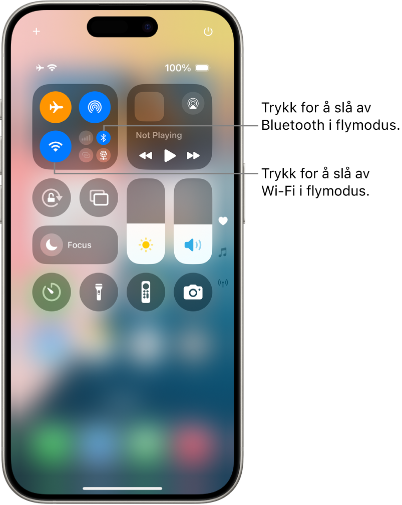 Kontrollsenter på iPhone. I gruppen med kontroller øverst til venstre vises Flymodus-knappen (øverst til venstre), Wi-Fi-knappen (nederst til venstre) og Bluetooth-knappen (nederst til høyre). Flymodus, Wi-Fi og Bluetooth er slått på. Trykk på Bluetooth-knappen for å slå av Bluetooth i Flymodus. Trykk på Wi-Fi-knappen for å slå av Wi-Fi i flymodus.