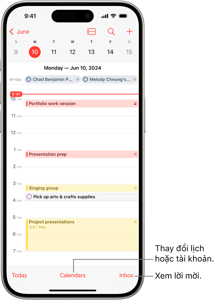 Một lịch ở chế độ xem Ngày đang hiển thị các sự kiện trong ngày. Nút Lịch ở chính giữa dưới cùng của màn hình và nút Hộp thư đến ở dưới cùng bên phải.
