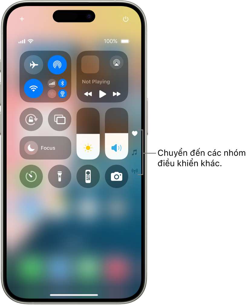 Trung tâm điều khiển được mở trên màn hình iPhone, với các biểu tượng ở bên phải để xem các nhóm điều khiển khác.