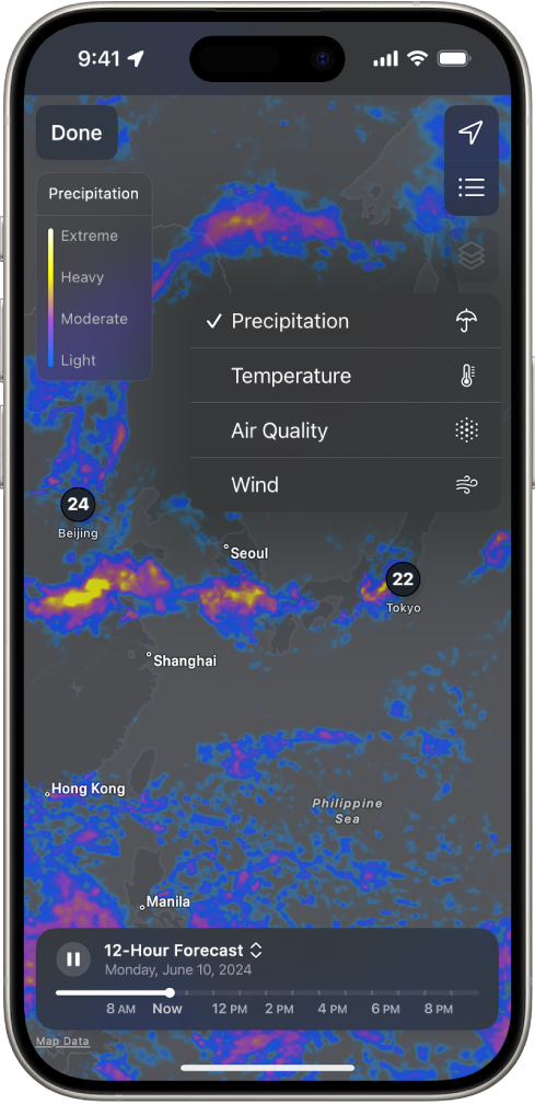 周邊區域的氣溫地圖填滿 iPhone 螢幕。右上角從上到下依序是「目前位置」、「常用位置」和「覆疊選單」按鈕。已選擇「覆疊選單」按鈕並顯示「降水強度」、「溫度」、「空氣質素」和「風」按鈕。已選取「降水強度」按鈕。左上角是「完成」按鈕和「降水地圖覆疊比例」。