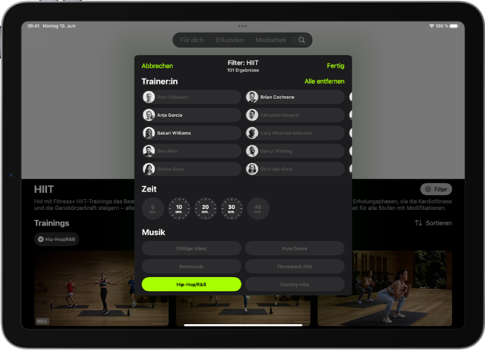 Der Bildschirm „Apple Fitness+“ zeigt Optionen zum Sortieren und Filtern von Trainings. Oben auf dem Bildschirm wird eine Liste der Trainer:innen angezeigt. Die Zeitintervalle stehen in der Mitte des Bildschirms. Darunter befindet sich eine Liste der Musikgenres.