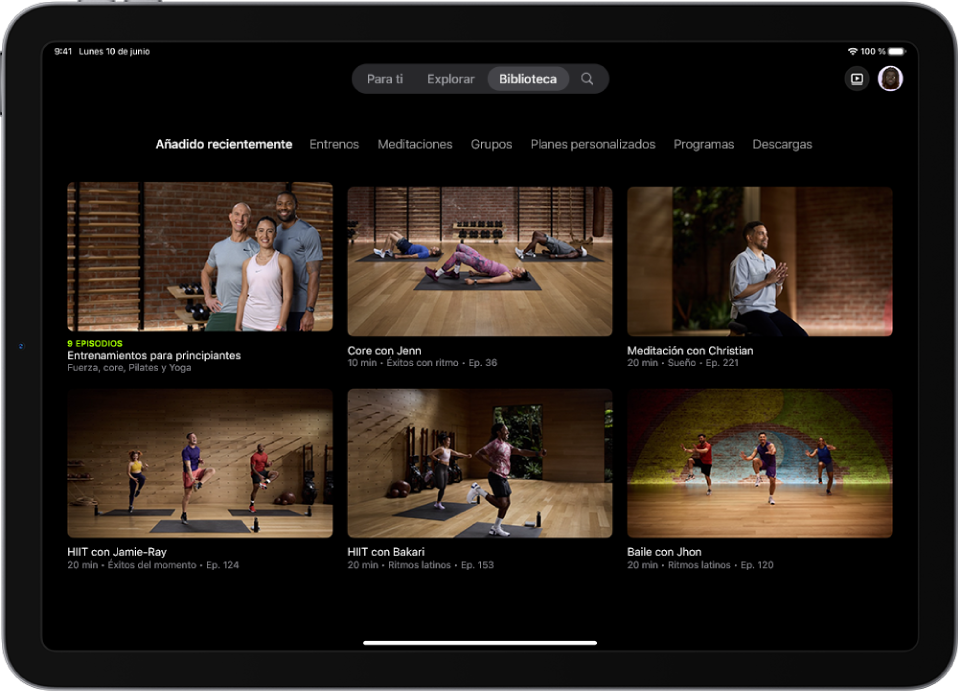 Pantalla Biblioteca de Apple Fitness+ con un programa de entreno, cuatro entrenos y una meditación. Hay una fila de categorías en la parte superior de la pantalla.