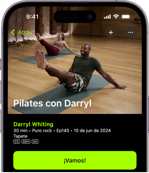 La pantalla de Apple Fitness+ mostrando un entrenamiento. Se muestra una imagen de coaches haciendo un entrenamiento en la parte superior de la pantalla. En el centro se muestran el título del entrenamiento y el nombre del coach que lo dirige. El botón para iniciar el entrenamiento se encuentran debajo de los detalles del entrenamiento.