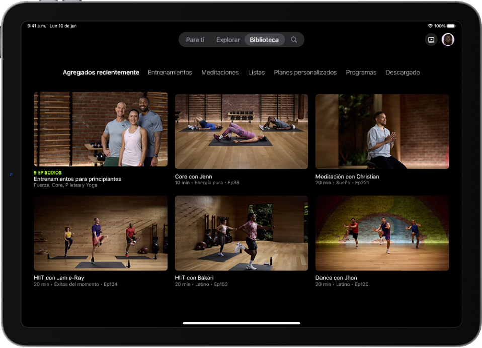 La pantalla Biblioteca de Apple Fitness+ mostrando un programa de entrenamientos, cuatro entrenamientos y una meditación. En la parte superior de la pantalla hay una fila de categorías.