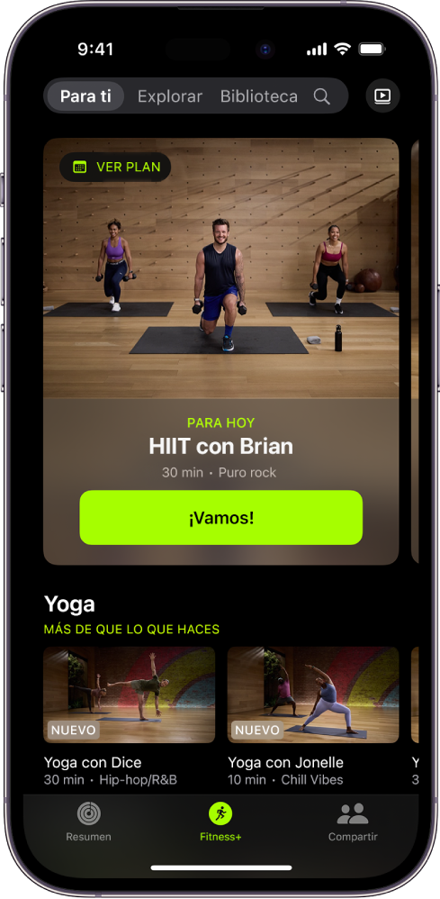 La pantalla Para ti en Apple Fitness+ mostrando un entrenamiento de un plan personalizado y unos entrenamientos de yoga recomendados.