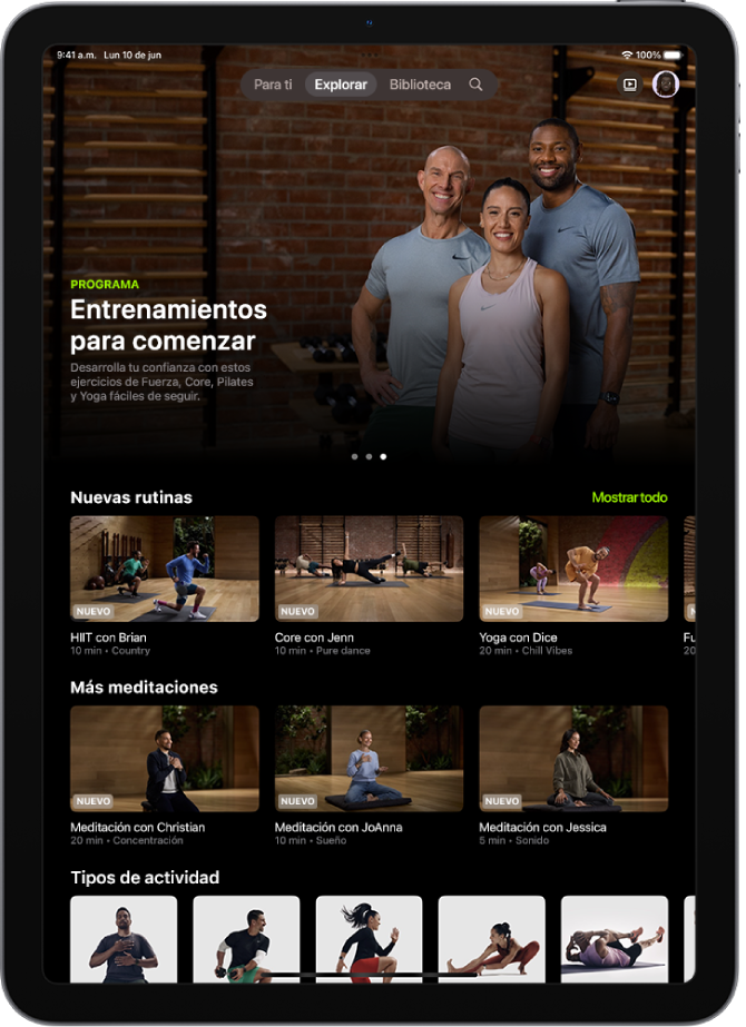 La pantalla Explorar de Apple Fitness+ mostrando un programa de entrenamiento destacado, los entrenamientos y meditaciones nuevos, y los tipos de actividades disponibles.