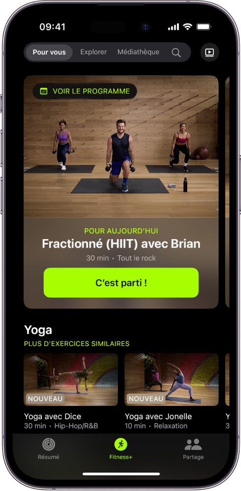 L’écran « Pour vous » d’Apple Fitness+ affichant un exercice dans un programme personnalisé et des exercices de yogas recommandés.