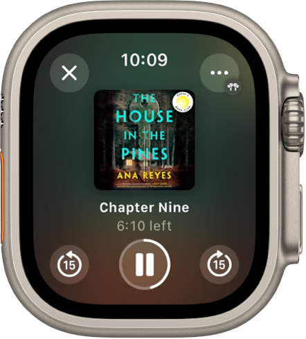 Екранът Възпроизвеждане за аудио книга. Бутонът Close (Затвори) е горе вляво, бутонът More (Повече) е горе вдясно, бутонът за пропускане назад с 15 секунди е долу вляво, бутонът Възпроизвеждане/Пауза е долу по средата и бутонът за пропускане напред с 15 секунди е долу вдясно. По средата са корица на книга, номер на глава и оставащото време от главата.