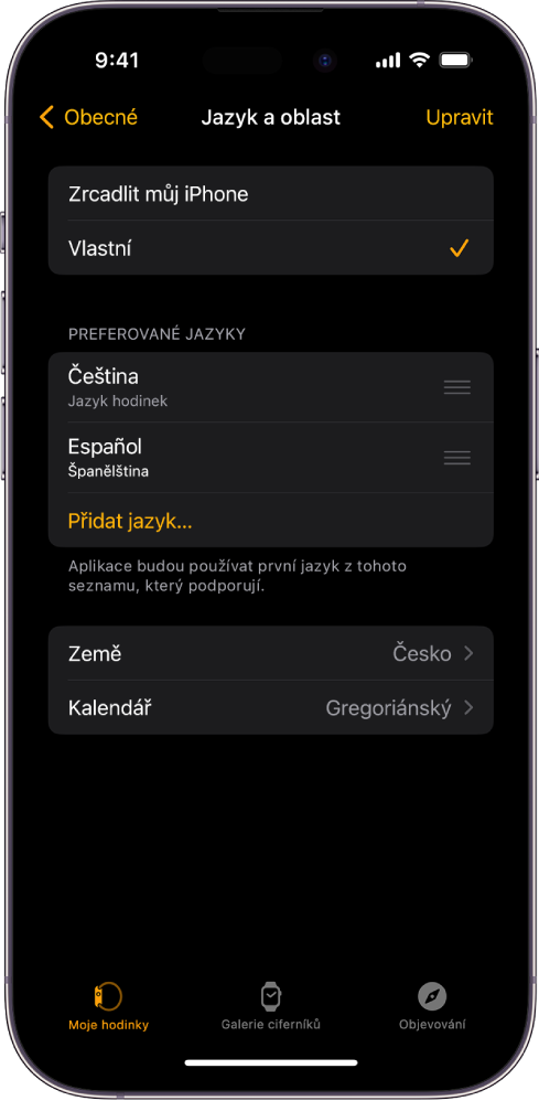 Obrazovka Jazyk a oblast v aplikaci Apple Watch se zobrazenými položkami Angličtina a Španělština v části Preferované jazyky