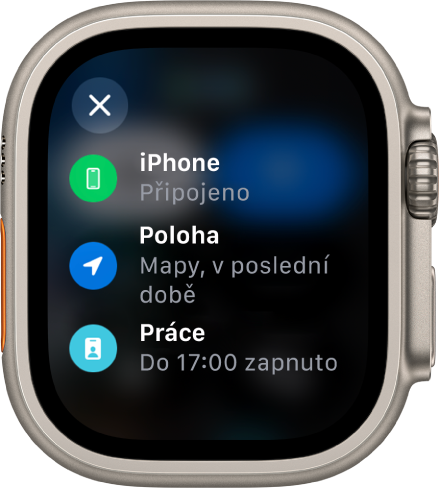 Zobrazení stavu v Ovládacím centru. iPhone je připojený, aplikace Mapy nedávnou použila údaje o poloze a do 17:00 je zapnutý režim soustředění na práci.