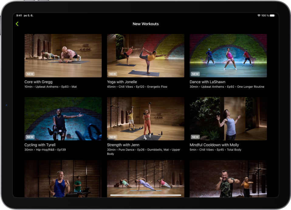 An iPad zobrazující cvičení s Fitness+ v kategorii Nová cvičení.