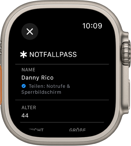 Der Bildschirm „Notfallpass“ auf der Apple Watch mit dem Namen und dem Alter des:der Benutzer:in. Unter dem Namen befindet sich ein Häkchen, das darauf hinweist, dass der Notfallpass im Sperrbildschirm geteilt wird. Oben links ist die Taste „Schließen“.