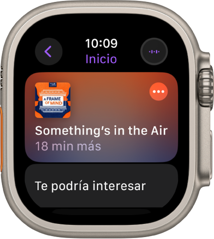 La app Podcasts en el Apple Watch mostrando la pantalla Inicio con una ilustración de podcast. Toca la ilustración para reproducir el episodio.