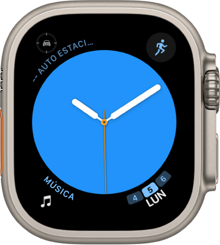 La carátula Color, donde puedes ajustar el color de la carátula. Muestra cuatro complicaciones: Punto de referencia del auto estacionado en la esquina superior izquierda, Entrenamiento en la esquina superior derecha, Música en la esquina inferior izquierda y Calendario en la esquina inferior derecha.