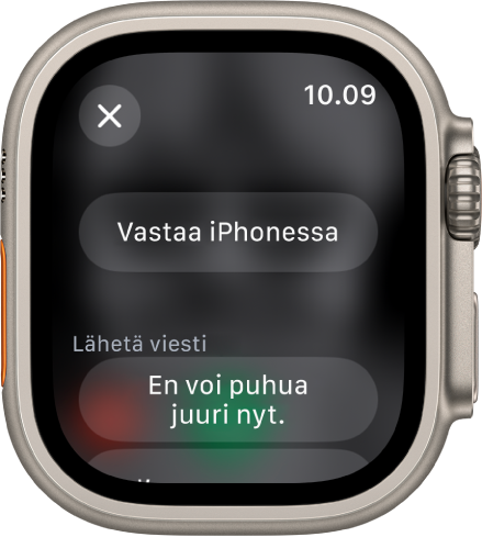 Puhelin-appi, jossa näkyvät käynnissä olevat puheluvalinnat. Ylhäällä on Vastaa iPhonessa ‑painike, ja sen alla on ehdotettu vastaus.