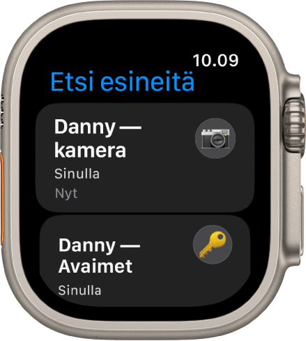 Etsi esineitä -apissa näkyy, että kameraan ja avaimiin kiinnitetyt AirTagit ovat itselläsi.