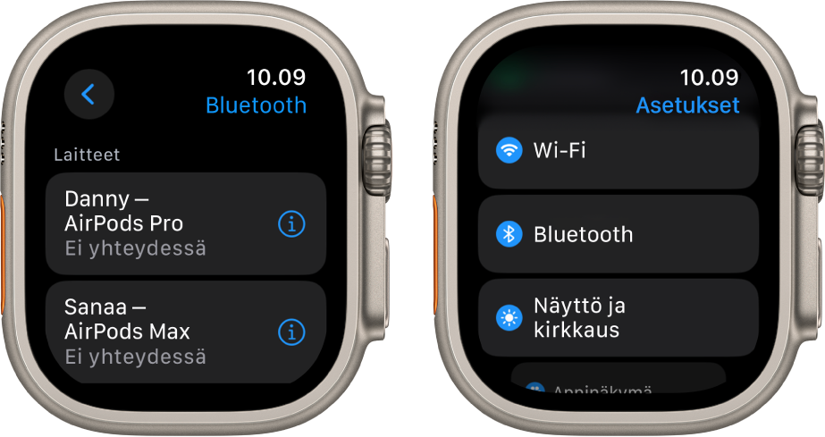 Kaksi näyttöä vierekkäin. Vasemmalla on näyttö, jossa on lueteltu kaksi käytettävissä olevaa Bluetooth-laitetta: AirPods Pro ja AirPods Max, kumpiakaan ei ole yhdistetty. Oikealla on Asetukset-näyttö, jossa näkyvät luettelona Wi-Fi-, Bluetooth- sekä Näyttö ja kirkkaus ‑painikkeet.
