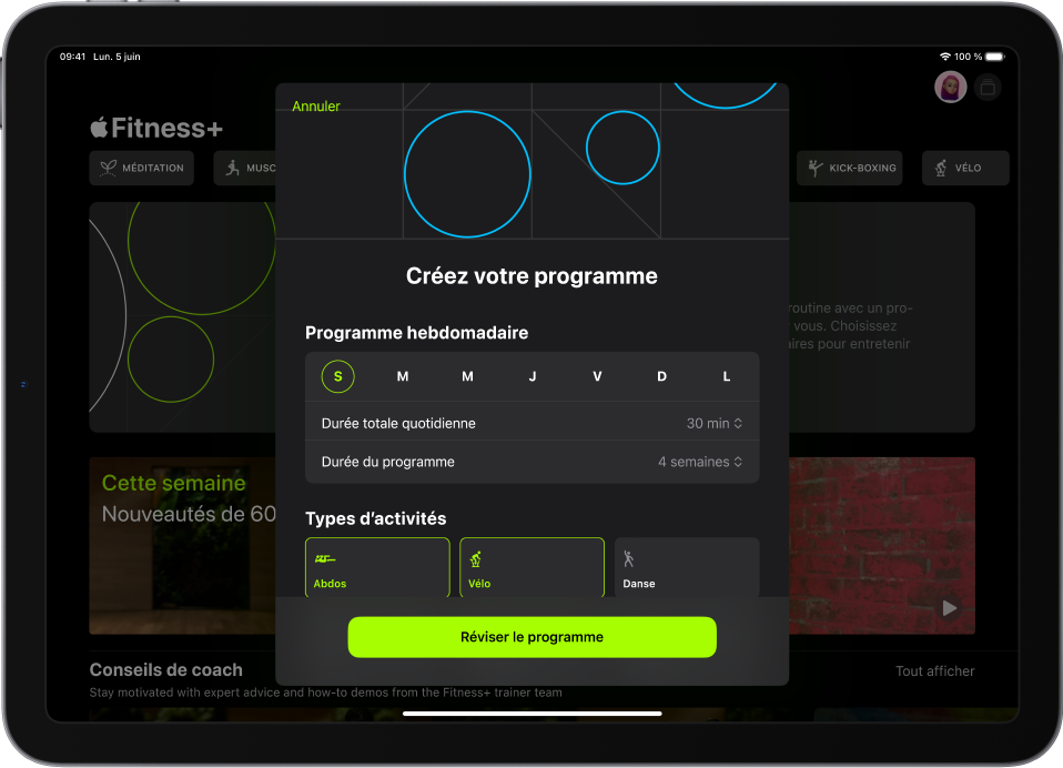 Écran Programme personnalisé, qui affiche les réglages pour choisir le programme hebdomadaire et sa durée. Les types d’activités et le bouton consulter le programme se trouvent en bas.