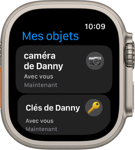 L’app Mes objets qui affiche que les AirTag associés à un appareil photo et à un trousseau de clés sont avec vous.