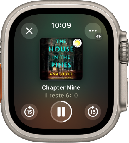L’écran Lecture d’un livre audio. Le bouton Fermer se situe en haut à gauche, le bouton Plus en haut à droite, le bouton Reculer de 15 secondes en bas à gauche, le bouton Lecture/pause en bas au centre et le bouton Avancer de 15 secondes en bas à droite. Au centre, il y a l’illustration du livre, le numéro de chapitre et le temps restant au chapitre.