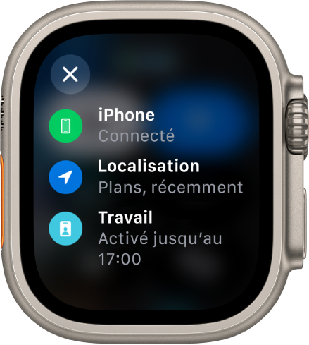 L’état du centre de contrôle indique que l’iPhone est connecté, que la position est été récemment utilisée par Plans et le mode de concentration « Travail » jusqu’à 17 h.