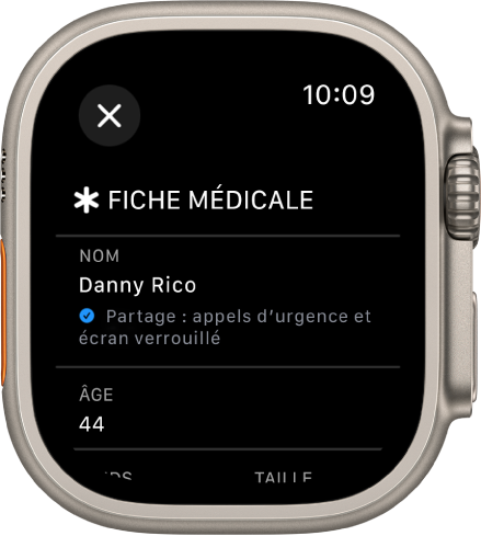 L’écran Fiche médicale sur l’Apple Watch qui montre le nom de l’utilisateur et son âge. Une coche sous le nom indiquant que la fiche médicale est partagée sur l’écran de verrouillage. Un bouton Fermer se trouve en haut à gauche.