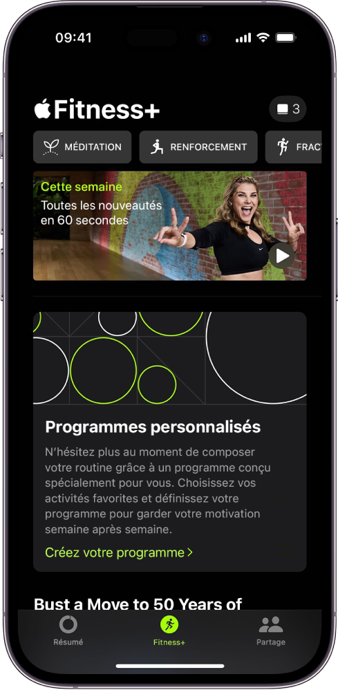 L’écran Apple Fitness+ avec, de gauche à droite, différents types d’exercices dans le rang supérieur. En dessous se trouve « Cette semaine ». La zone « Programme personnalisé » apparaît en dessous.