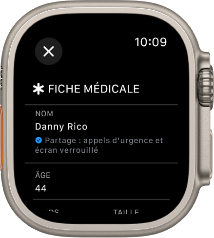 L’écran « Fiche médicale » de l’Apple Watch affichant le nom et l’âge d’un utilisateur. Une coche est affichée sous le nom. Elle indique que la fiche médicale est partagée sur l’écran verrouillé. Un bouton Fermer se trouve en haut à gauche.