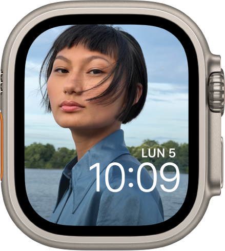Le cadran Photos affiche une photo de votre album photo synchronisé. La date et l’heure sont affichées en bas à droite.