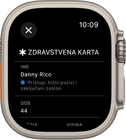 Zaslon Zdravstvene karte na Apple Watchu s prikazom korisnikova imena i dobi. Potvrdna kućica nalazi se ispod imena i ukazuje da se Zdravstvena karta dijeli na zaključanom zaslonu. Tipka Zatvori nalazi se u gornjem lijevom kutu.