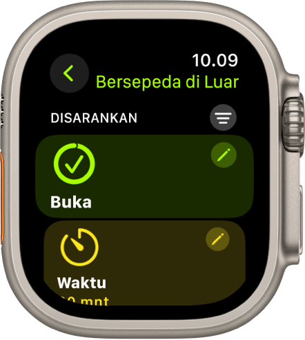 App Olahraga menampilkan layar untuk mengedit olahraga Bersepeda Di Luar. Ubin Terbuka berada di tengah dengan tombol Edit di kanan atas. Bagian ubin Waktu ada di bawah.