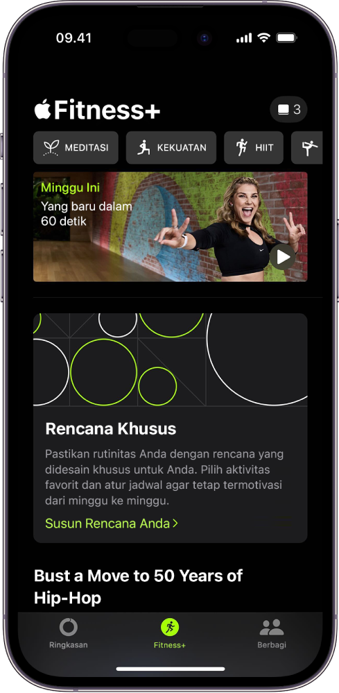 Layar Apple Fitness+ menampilkan, dari kiri ke kanan, berbagai jenis olahraga di baris atas. Di bawah terdapat Minggu Ini. Si bawah terdapat area Rencana Khusus.