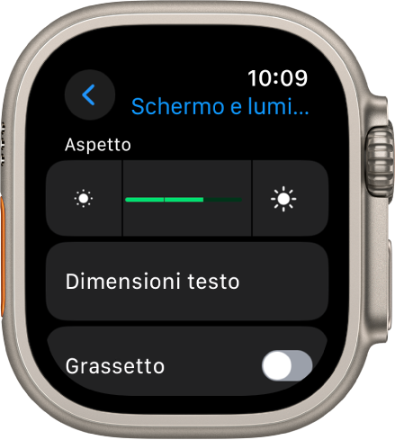 Le impostazioni “Schermo e luminosità” su Apple Watch, con l’interruttore della luminosità in alto e il pulsante “Dimensioni testo” in basso.