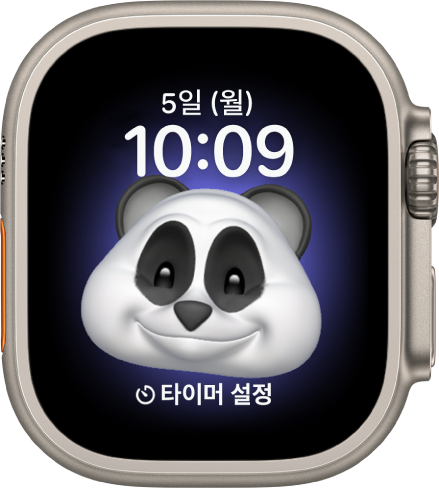 미모티콘 캐릭터와 하단 컴플리케이션을 조절할 수 있는 미모티콘 시계 페이스. 미모티콘을 움직이려면 디스플레이를 탭함. 상단에 날짜와 시간, 하단에 타이머 컴플리케이션이 있음.