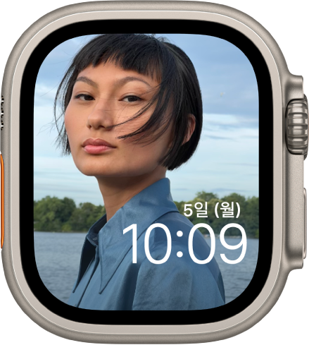 동기화된 사진 앨범에 있는 사진을 표시하는 사진 시계 페이스. 오른쪽 하단 근처에 날짜 및 시간이 있음.