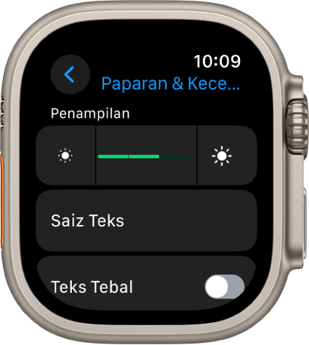 Seting Paparan & Kecerahan pada Apple Watch, dengan gelangsar Kecerahan di bahagian atas dan butang Saiz Teks di bahagian bawah.