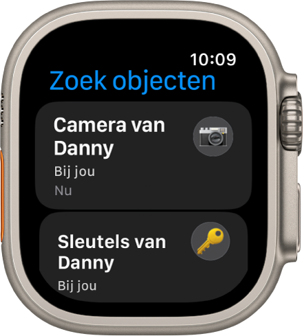 De app Zoek objecten laat zien dat de AirTags die aan een camera en sleutelbos bevestigd zijn, bij jou zijn.