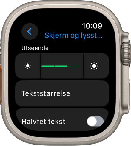 Skjerm og lysstyrke-innstillinger på Apple Watch, med Lysstyrke-skyveknappen øverst og Tekststørrelse-knappen under.