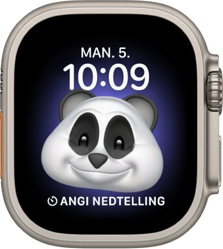 Memoji-urskiven, der du kan justere Memoji-figuren og en komplikasjon nederst. Trykk på skjermen for å animere Memojien. Dato og klokkeslett er øverst, og Nedtellinger-komplikasjonen er nederst.