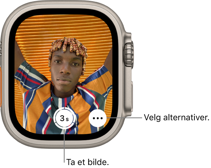 Når den brukes til kamerastyring, viser Apple Watch-skjermen det som vises i kameravisningen på iPhone. Ta bilde-knappen nederst i midten, og Flere valg-knappen er til høyre for den. Hvis du har tatt et bilde, vises bildevindusknappen nederst til venstre.