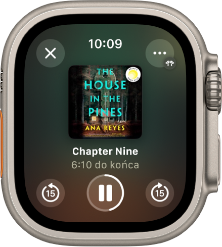 Ekran odtwarzania książki audio. W lewym górnym rogu znajduje się przycisk Zamknij, w prawym górnym rogu jest przycisk Więcej, w lewym dolnym rogu znajduje się przycisk przechodzenia do tyłu o 15 sekund, na dole po środku widoczny jest przycisk Odtwarzaj/Pauza, a w prawym dolnym rogu znajduje się przycisk przechodzenia do przodu o 15 sekund. Na środku widoczna jest grafika książki, numer rozdziału oraz czas pozostały do końca rozdziału.