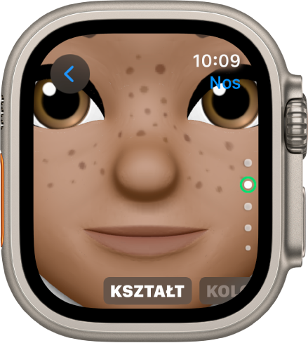 Aplikacja Memoji na Apple Watch, wyświetlająca ekran edycji nosa. Widoczne jest zbliżenie na twarz, koncentrujące się na nosie. Na dole znajduje się etykieta Kształt.