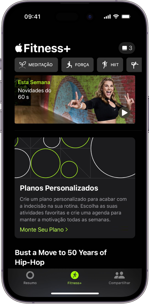 Tela do Apple Fitness+ mostrando, da esquerda para a direita, tipos diferentes de treinos na fileira superior. Abaixo está Esta Semana. Abaixo está a área do Plano Personalizado.